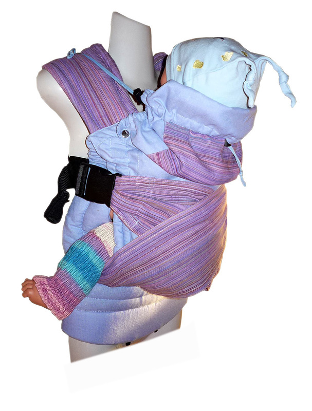 Хорошая фиксация спины ребенка в эргономичном рюкзаке